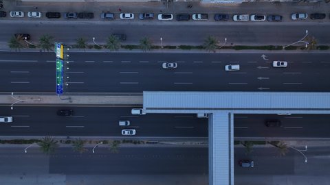 النهضة الاقتصادية والعمرانية لأفق العاصمة, حركة وسائل النقل والمواصلات في الشوارع والطرقات الرئيسية في المملكة العربية السعودية، تصوير درون جوي للحركة المرورية المنظمة للسيارات، نمو وتطور البنية التحتية