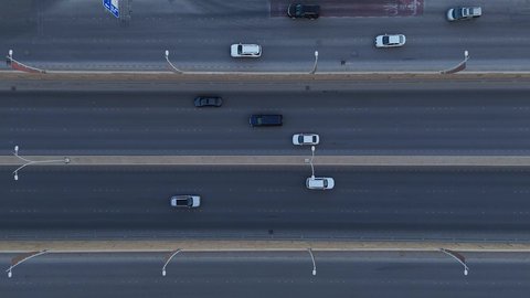 النهضة الاقتصادية والعمرانية لأفق العاصمة, حركة وسائل النقل والمواصلات في الشوارع والطرقات الرئيسية في المملكة العربية السعودية، تصوير درون جوي للحركة المرورية المنظمة للسيارات، نمو وتطور البنية التحتية