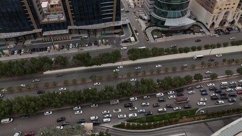 النهضة الاقتصادية والعمرانية لأفق العاصمة, حركة وسائل النقل والمواصلات في الشوارع والطرقات الرئيسية في المملكة العربية السعودية، تصوير درون جوي للحركة المرورية المنظمة للسيارات، نمو وتطور البنية التحتية