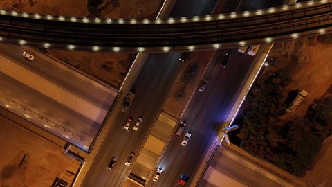 حركة وسائل النقل والمواصلات في الشوارع والطرقات الرئيسية في المملكة العربية السعودية، تصوير درون جوي للحركة المرورية المنظمة للسيارات، نمو وتطور البنية التحتية، النهضة الاقتصادية والعمرانية لأفق العاصمة