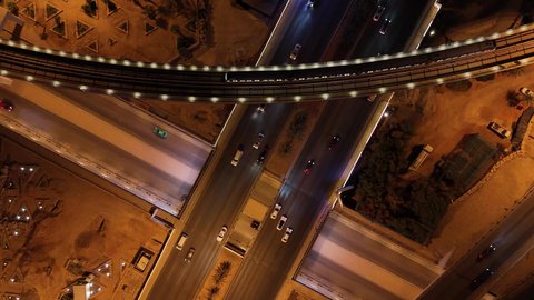 حركة وسائل النقل والمواصلات في الشوارع والطرقات الرئيسية في المملكة العربية السعودية، تصوير درون جوي للحركة المرورية المنظمة للسيارات، نمو وتطور البنية التحتية، النهضة الاقتصادية والعمرانية لأفق العاصمة