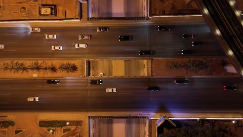 حركة وسائل النقل والمواصلات في الشوارع والطرقات الرئيسية في المملكة العربية السعودية، تصوير درون جوي للحركة المرورية المنظمة للسيارات، نمو وتطور البنية التحتية، النهضة الاقتصادية والعمرانية لأفق العاصمة