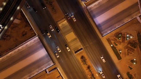 تطور ونمو البنية التحتية، النهضة الاقتصادية والعمرانية لأفق العاصمة، حركة وسائل النقل والمواصلات في الشوارع والطرقات الرئيسية في المملكة العربية السعودية، تصوير درون جوي للحركة المرورية المنظمة للسيارات