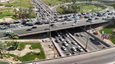 الاهتمام بزراعة الاشجار والنباتات الخضراء، النهضة الاقتصادية والعمرانية لأفق العاصمة, حركة وسائل النقل والمواصلات في الشوارع والطرقات الرئيسية في المملكة العربية السعودية، تصوير درون جوي للحركة المرورية المنظمة للسيارات، نمو وتطور البنية التحتية