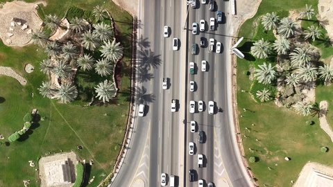 الاهتمام بزراعة الاشجار والنباتات الخضراء، النهضة الاقتصادية والعمرانية لأفق العاصمة, حركة وسائل النقل والمواصلات في الشوارع والطرقات الرئيسية في المملكة العربية السعودية، تصوير درون جوي للحركة المرورية المنظمة للسيارات، نمو وتطور البنية التحتية