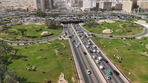 الاهتمام بزراعة الاشجار والنباتات الخضراء، النهضة الاقتصادية والعمرانية لأفق العاصمة, حركة وسائل النقل والمواصلات في الشوارع والطرقات الرئيسية في المملكة العربية السعودية، تصوير درون جوي للحركة المرورية المنظمة للسيارات، نمو وتطور البنية التحتية