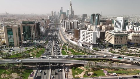 الاهتمام بزراعة الاشجار والنباتات الخضراء، النهضة الاقتصادية والعمرانية لأفق العاصمة, حركة وسائل النقل والمواصلات في الشوارع والطرقات الرئيسية في المملكة العربية السعودية، تصوير درون جوي للحركة المرورية المنظمة للسيارات، نمو وتطور البنية التحتية