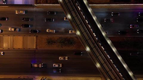 الفن الهندسي المعماري على الطراز الحديث والمتطور، النهضة الاقتصادية والعمرانية لأفق العاصمة, حركة وسائل النقل والمواصلات في الشوارع والطرقات الرئيسية في المملكة العربية السعودية، تصوير درون جوي للحركة المرورية المنظمة للسيارات، نمو وتطور البنية التحتية