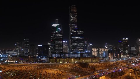 الفن الهندسي المعماري على الطراز الحديث والمتطور، النهضة الاقتصادية والعمرانية لأفق العاصمة, حركة وسائل النقل والمواصلات في الشوارع والطرقات الرئيسية في المملكة العربية السعودية، تصوير درون جوي للحركة المرورية المنظمة للسيارات، نمو وتطور البنية التحتية