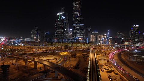 الفن الهندسي المعماري على الطراز الحديث والمتطور، النهضة الاقتصادية والعمرانية لأفق العاصمة, حركة وسائل النقل والمواصلات في الشوارع والطرقات الرئيسية في المملكة العربية السعودية، تصوير درون جوي للحركة المرورية المنظمة للسيارات، نمو وتطور البنية التحتية