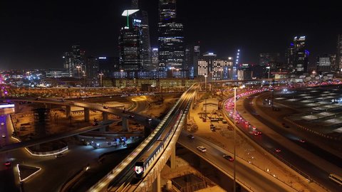 الفن الهندسي المعماري على الطراز الحديث والمتطور، النهضة الاقتصادية والعمرانية لأفق العاصمة, حركة وسائل النقل والمواصلات في الشوارع والطرقات الرئيسية في المملكة العربية السعودية، تصوير درون جوي للحركة المرورية المنظمة للسيارات، نمو وتطور البنية التحتية