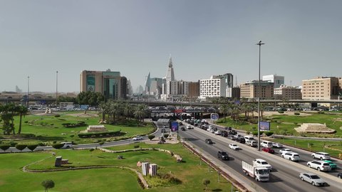 التقدم والتطور العمراني على الطراز الحديث والمتطور، النهضة الاقتصادية والعمرانية لأفق العاصمة, حركة وسائل النقل والمواصلات في الشوارع والطرقات الرئيسية في المملكة العربية السعودية، تصوير درون جوي للحركة المرورية المنظمة للسيارات، نمو وتطور البنية التحتية