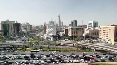 التقدم والتطور العمراني على الطراز الحديث والمتطور، النهضة الاقتصادية والعمرانية لأفق العاصمة, حركة وسائل النقل والمواصلات في الشوارع والطرقات الرئيسية في المملكة العربية السعودية، تصوير درون جوي للحركة المرورية المنظمة للسيارات، نمو وتطور البنية التحتية