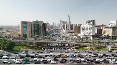 النهضة الاقتصادية والعمرانية لأفق العاصمة, حركة وسائل النقل والمواصلات في الشوارع والطرقات الرئيسية في المملكة العربية السعودية، تصوير درون جوي للحركة المرورية المنظمة للسيارات، نمو وتطور البنية التحتية