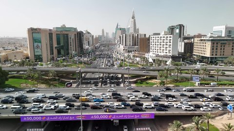 النهضة الاقتصادية والعمرانية لأفق العاصمة, حركة وسائل النقل والمواصلات في الشوارع والطرقات الرئيسية في المملكة العربية السعودية، تصوير درون جوي للحركة المرورية المنظمة للسيارات، نمو وتطور البنية التحتية