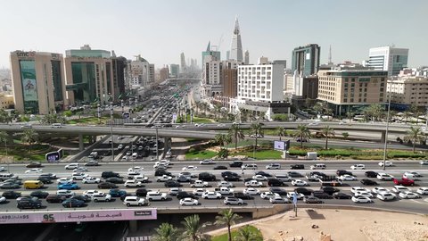 النهضة الاقتصادية والعمرانية لأفق العاصمة, حركة وسائل النقل والمواصلات في الشوارع والطرقات الرئيسية في المملكة العربية السعودية، تصوير درون جوي للحركة المرورية المنظمة للسيارات، نمو وتطور البنية التحتية