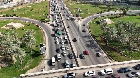 النهضة الاقتصادية والعمرانية لأفق العاصمة, حركة وسائل النقل والمواصلات في الشوارع والطرقات الرئيسية في المملكة العربية السعودية، تصوير درون جوي للحركة المرورية المنظمة للسيارات، نمو وتطور البنية التحتية