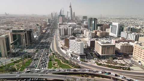 النهضة الاقتصادية والعمرانية لأفق العاصمة, حركة وسائل النقل والمواصلات في الشوارع والطرقات الرئيسية في المملكة العربية السعودية، تصوير درون جوي للحركة المرورية المنظمة للسيارات، نمو وتطور البنية التحتية