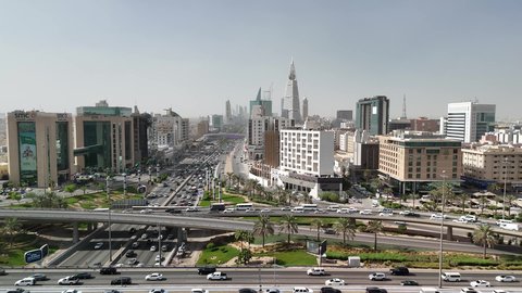 تصوير درون جوي للحركة المرورية المنظمة للسيارات، نمو وتطور البنية التحتية، التقدم والتطور العمراني على الطراز الحديث والمتطور، النهضة الاقتصادية والعمرانية لأفق العاصمة, حركة وسائل النقل والمواصلات في الشوارع والطرقات الرئيسية في المملكة العربية السعودية