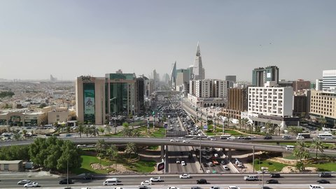 تصوير درون جوي للحركة المرورية المنظمة للسيارات، نمو وتطور البنية التحتية، التقدم والتطور العمراني على الطراز الحديث والمتطور، النهضة الاقتصادية والعمرانية لأفق العاصمة, حركة وسائل النقل والمواصلات في الشوارع والطرقات الرئيسية في المملكة العربية السعودية