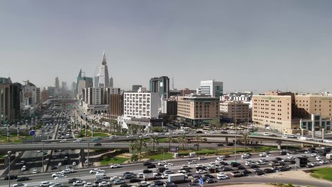 تصوير درون جوي للحركة المرورية المنظمة للسيارات، نمو وتطور البنية التحتية، التقدم والتطور العمراني على الطراز الحديث والمتطور، النهضة الاقتصادية والعمرانية لأفق العاصمة, حركة وسائل النقل والمواصلات في الشوارع والطرقات الرئيسية في المملكة العربية السعودية