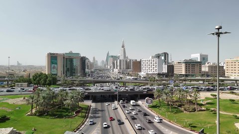تصوير درون جوي للحركة المرورية المنظمة للسيارات، نمو وتطور البنية التحتية، التقدم والتطور العمراني على الطراز الحديث والمتطور، النهضة الاقتصادية والعمرانية لأفق العاصمة, حركة وسائل النقل والمواصلات في الشوارع والطرقات الرئيسية في المملكة العربية السعودية
