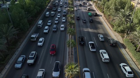 التطور والتقدم العمراني على الطراز الحديث والمتطور، النهضة الاقتصادية والعمرانية لأفق العاصمة, حركة وسائل النقل والمواصلات في الشوارع والطرقات الرئيسية في المملكة العربية السعودية، تصوير درون جوي للحركة المرورية المنظمة للسيارات، نمو وتطور البنية التحتية