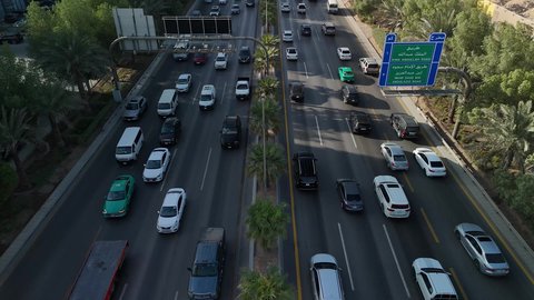 التطور والتقدم العمراني على الطراز الحديث والمتطور، النهضة الاقتصادية والعمرانية لأفق العاصمة, حركة وسائل النقل والمواصلات في الشوارع والطرقات الرئيسية في المملكة العربية السعودية، تصوير درون جوي للحركة المرورية المنظمة للسيارات، نمو وتطور البنية التحتية