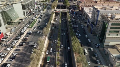 التطور والتقدم العمراني على الطراز الحديث والمتطور، النهضة الاقتصادية والعمرانية لأفق العاصمة, حركة وسائل النقل والمواصلات في الشوارع والطرقات الرئيسية في المملكة العربية السعودية، تصوير درون جوي للحركة المرورية المنظمة للسيارات، نمو وتطور البنية التحتية