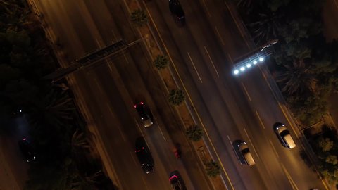 النمو والتقدم العمراني على الطراز الحديث والمتطور، النهضة الاقتصادية والعمرانية لأفق العاصمة, حركة وسائل النقل والمواصلات في الشوارع والطرقات الرئيسية في المملكة العربية السعودية، تصوير درون جوي للحركة المرورية المنظمة للسيارات، تطور البنية التحتية