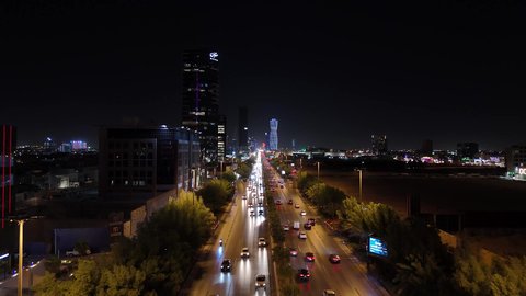 النمو والتقدم العمراني على الطراز الحديث والمتطور، النهضة الاقتصادية والعمرانية لأفق العاصمة, حركة وسائل النقل والمواصلات في الشوارع والطرقات الرئيسية في المملكة العربية السعودية، تصوير درون جوي للحركة المرورية المنظمة للسيارات، تطور البنية التحتية