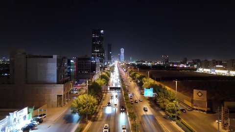 النمو والتقدم العمراني على الطراز الحديث والمتطور، النهضة الاقتصادية والعمرانية لأفق العاصمة, حركة وسائل النقل والمواصلات في الشوارع والطرقات الرئيسية في المملكة العربية السعودية، تصوير درون جوي للحركة المرورية المنظمة للسيارات، تطور البنية التحتية