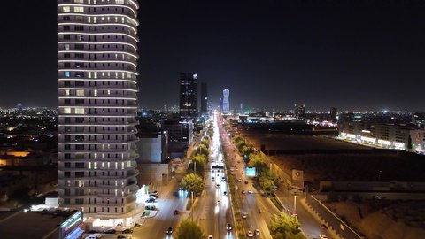 النمو والتقدم العمراني على الطراز الحديث والمتطور، النهضة الاقتصادية والعمرانية لأفق العاصمة, حركة وسائل النقل والمواصلات في الشوارع والطرقات الرئيسية في المملكة العربية السعودية، تصوير درون جوي للحركة المرورية المنظمة للسيارات، تطور البنية التحتية