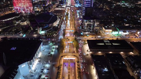 النمو والتقدم العمراني على الطراز الحديث والمتطور، النهضة الاقتصادية والعمرانية لأفق العاصمة, حركة وسائل النقل والمواصلات في الشوارع والطرقات الرئيسية في المملكة العربية السعودية، تصوير درون جوي للحركة المرورية المنظمة للسيارات، تطور البنية التحتية