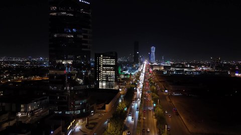 الحركة المرورية المنظمة للسيارات، تطور البنية التحتية، النمو والتقدم العمراني على الطراز الحديث والمتطور، النهضة الاقتصادية والعمرانية لأفق العاصمة, تصوير درون جوي لحركة وسائل النقل والمواصلات في الشوارع والطرقات الرئيسية في المملكة العربية السعودية