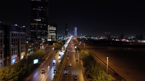 الحركة المرورية المنظمة للسيارات، تطور البنية التحتية، النمو والتقدم العمراني على الطراز الحديث والمتطور، النهضة الاقتصادية والعمرانية لأفق العاصمة, تصوير درون جوي لحركة وسائل النقل والمواصلات في الشوارع والطرقات الرئيسية في المملكة العربية السعودية