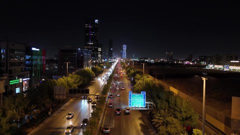 الحركة المرورية المنظمة للسيارات، تطور البنية التحتية، النمو والتقدم العمراني على الطراز الحديث والمتطور، النهضة الاقتصادية والعمرانية لأفق العاصمة, تصوير درون جوي لحركة وسائل النقل والمواصلات في الشوارع والطرقات الرئيسية في المملكة العربية السعودية