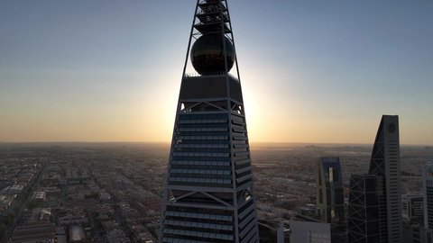 معلم سياحي مشهور في المملكة العربية السعودية، النهضة الاقتصادية والعمرانية لأفق العاصمة, الفن الهندسي المعماري للأبراج و ناطحات السحاب، تصوير درون جوي لمبنى برج الفيصلية في حي العليا في مدينة الرياض