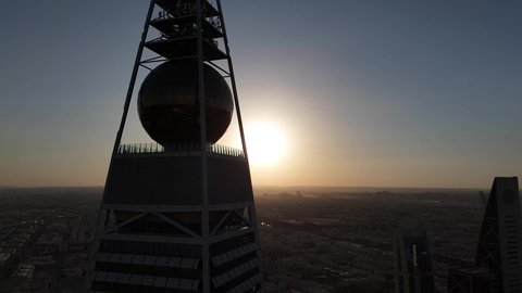 معلم سياحي مشهور في المملكة العربية السعودية، النهضة الاقتصادية والعمرانية لأفق العاصمة, الفن الهندسي المعماري للأبراج و ناطحات السحاب، تصوير درون جوي لمبنى برج الفيصلية في حي العليا في مدينة الرياض