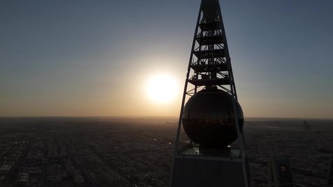 معلم سياحي مشهور في المملكة العربية السعودية، النهضة الاقتصادية والعمرانية لأفق العاصمة, الفن الهندسي المعماري للأبراج و ناطحات السحاب، تصوير درون جوي لمبنى برج الفيصلية في حي العليا في مدينة الرياض