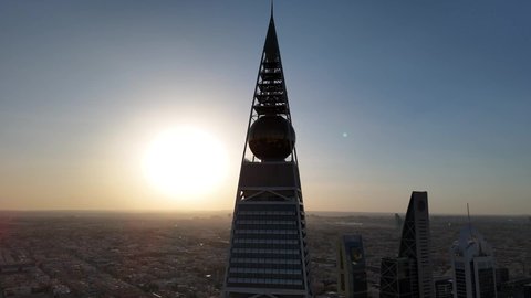 معلم سياحي مشهور في المملكة العربية السعودية، النهضة الاقتصادية والعمرانية لأفق العاصمة, الفن الهندسي المعماري للأبراج و ناطحات السحاب، تصوير درون جوي لمبنى برج الفيصلية في حي العليا في مدينة الرياض