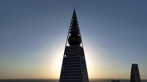النهضة الاقتصادية والعمرانية لأفق العاصمة, الفن الهندسي المعماري للأبراج و ناطحات السحاب، تصوير درون جوي لمبنى برج الفيصلية في حي العليا في مدينة الرياض، معلم سياحي مشهور في المملكة العربية السعودية