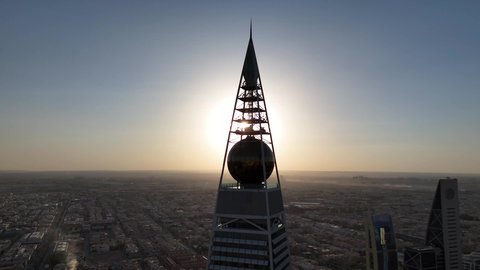 النهضة الاقتصادية والعمرانية لأفق العاصمة, الفن الهندسي المعماري للأبراج و ناطحات السحاب، تصوير درون جوي لمبنى برج الفيصلية في حي العليا في مدينة الرياض، معلم سياحي مشهور في المملكة العربية السعودية