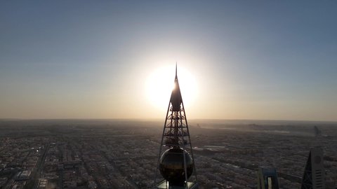 النهضة الاقتصادية والعمرانية لأفق العاصمة, الفن الهندسي المعماري للأبراج و ناطحات السحاب، تصوير درون جوي لمبنى برج الفيصلية في حي العليا في مدينة الرياض، معلم سياحي مشهور في المملكة العربية السعودية