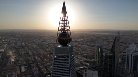 النهضة الاقتصادية والعمرانية لأفق العاصمة, الفن الهندسي المعماري للأبراج و ناطحات السحاب، تصوير درون جوي لمبنى برج الفيصلية في حي العليا في مدينة الرياض، معلم سياحي مشهور في المملكة العربية السعودية
