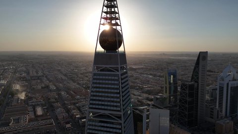 النهضة الاقتصادية والعمرانية لأفق العاصمة, الفن الهندسي المعماري للأبراج و ناطحات السحاب، تصوير درون جوي لمبنى برج الفيصلية في حي العليا في مدينة الرياض، معلم سياحي مشهور في المملكة العربية السعودية