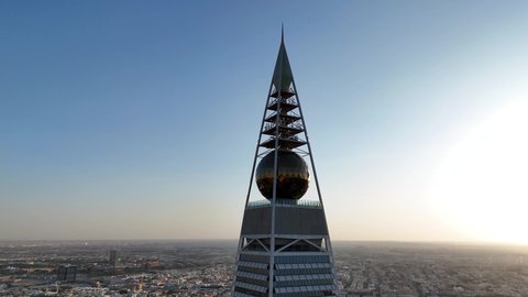 الفن الهندسي المعماري للأبراج و ناطحات السحاب، تصوير درون جوي لمبنى برج الفيصلية في حي العليا في مدينة الرياض، معلم سياحي مشهور في المملكة العربية السعودية، النهضة الاقتصادية والعمرانية لأفق العاصمة