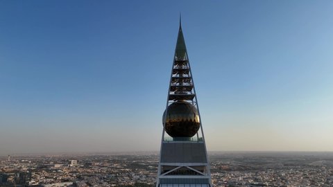 الفن الهندسي المعماري للأبراج و ناطحات السحاب، تصوير درون جوي لمبنى برج الفيصلية في حي العليا في مدينة الرياض، معلم سياحي مشهور في المملكة العربية السعودية، النهضة الاقتصادية والعمرانية لأفق العاصمة
