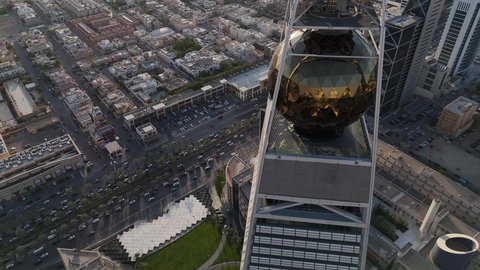 الفن الهندسي المعماري للأبراج و ناطحات السحاب، تصوير درون جوي لمبنى برج الفيصلية في حي العليا في مدينة الرياض، معلم سياحي مشهور في المملكة العربية السعودية، النهضة الاقتصادية والعمرانية لأفق العاصمة