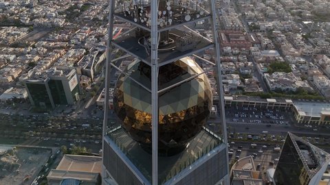الفن الهندسي المعماري للأبراج و ناطحات السحاب، تصوير درون جوي لمبنى برج الفيصلية في حي العليا في مدينة الرياض، معلم سياحي مشهور في المملكة العربية السعودية، النهضة الاقتصادية والعمرانية لأفق العاصمة